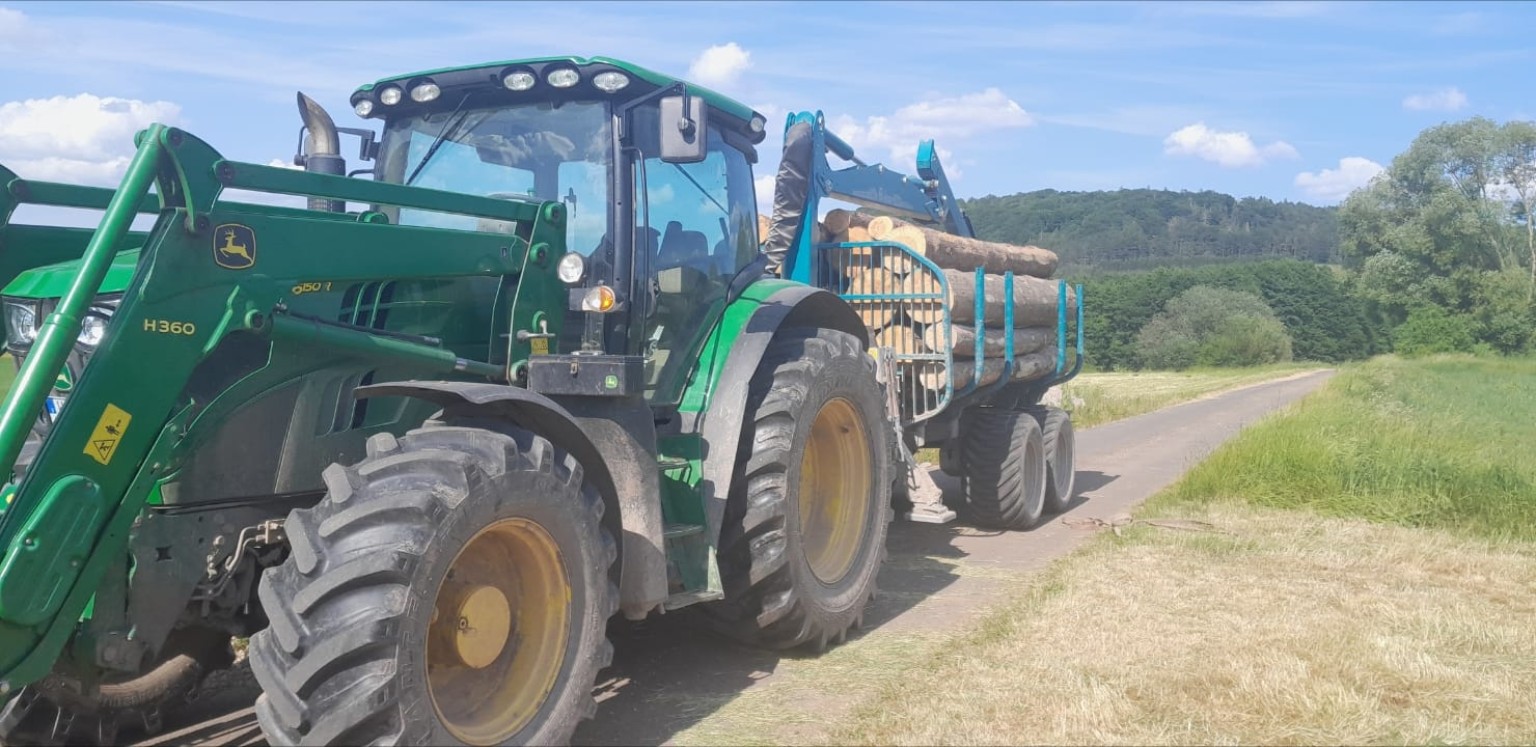 Holztransport mit Traktor und Rungenwagen